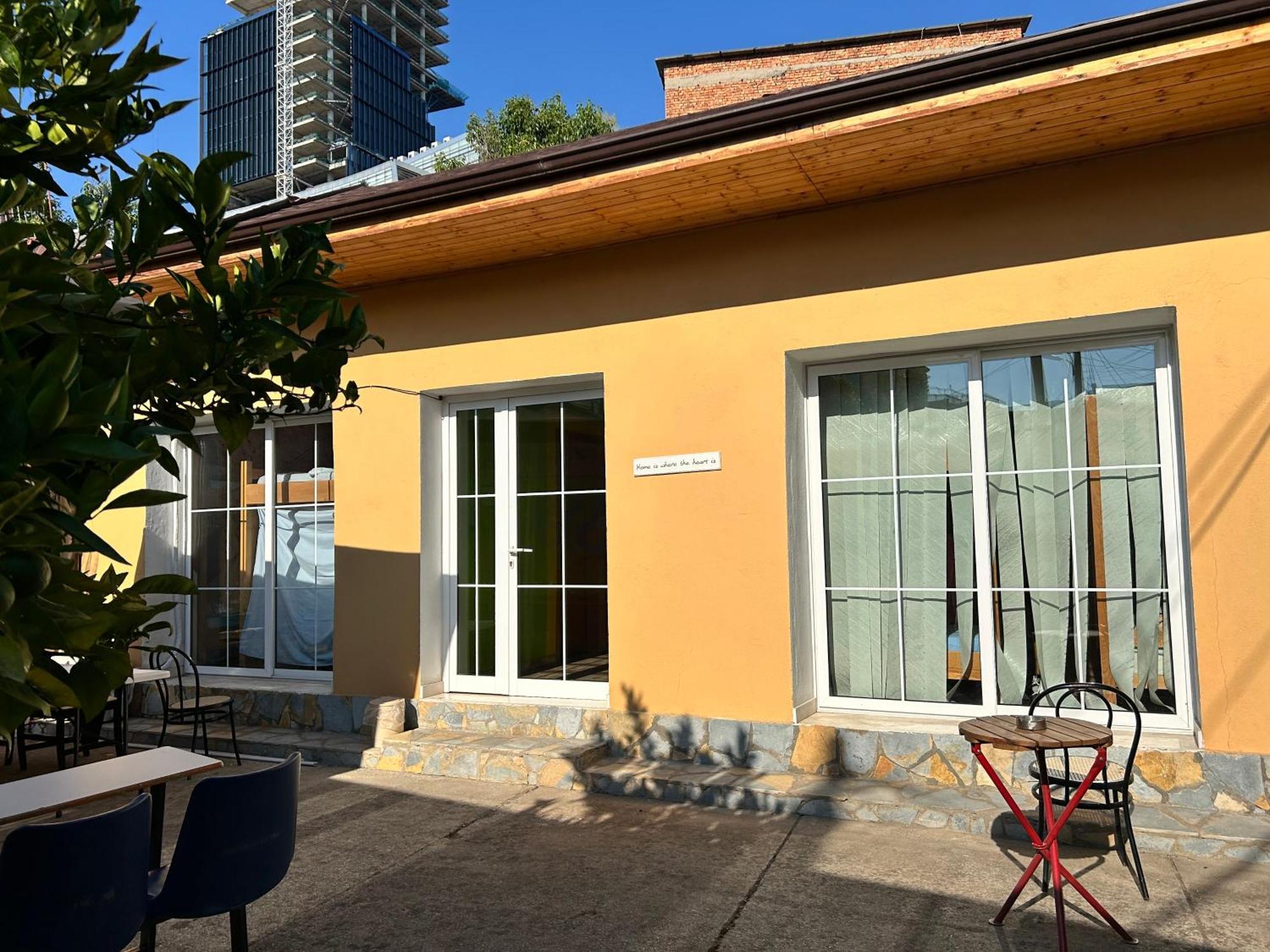 D1 Hostel Tirana Exterior photo